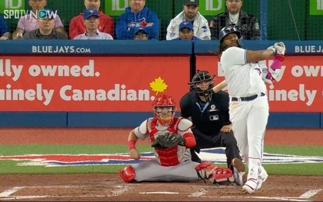 ファン総立ちの豪快アーチ！大谷翔平とホームラン王を争ったゲレーロJr.の一撃必殺弾がエグい