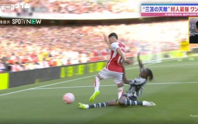三笘薫も“犠牲者”に！足が伸びてくる「超絶スライディング」 爆速スピードと長い手足を持つ赤い悪魔の“スパイダー” ワン＝ビサカの守備がエグすぎる瞬間