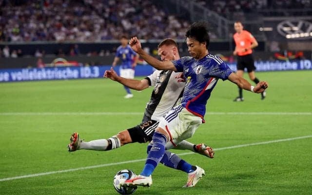 三笘薫、チームメートに容赦ない一撃！ドイツ代表もよろめく“超速また抜きシュート”炸裂でファン大興奮「このマッチアップ胸熱」