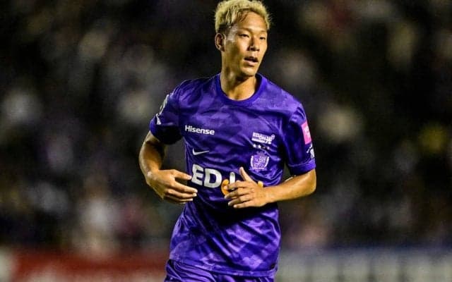 「奥さん美人やん」J1広島MF野津田岳人を祝福すべく来場した妻に「奥様かわいい」とファンの視線集中！ ピッチの中でヒマワリを渡しての家族姿公開