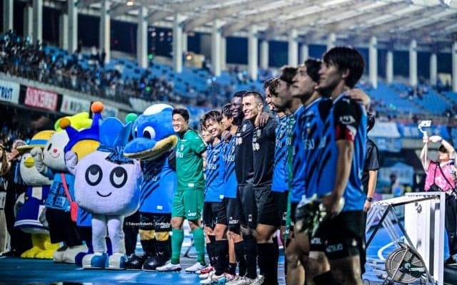 「パトカーに先導されてる」J1川崎がACLのため現地入りで「警察エスコート映像」公開される！ 夜のマレーシアを走る姿に「ACLならでは」の声