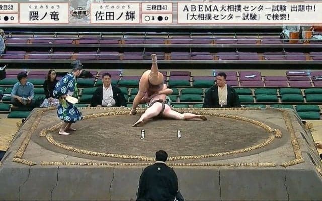 あわや腕が“ぐにゃり”で客席から大声「危ない！ 危ない！ 大丈夫……？」　即座に立ち上がるも視聴者から困惑の声「なんだ！？」「無事でホッとした」