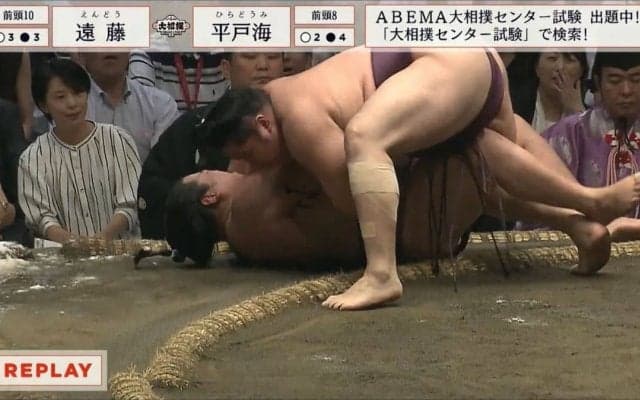 イケメン力士、危険な体勢で倒れ込む相手を咄嗟の気遣い 相撲ファン惚れ惚れ「最後なんか優しい」「遠藤プロすぎ」「優しい倒し方」