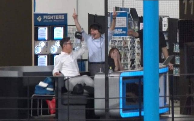 実況すれば何かを起こす男！？ 前代未聞の放送席が水浸し、清宮の特大飛球スーパーキャッチ… やたら珍プレーに巻き込まれがちなアナウンサーが話題に