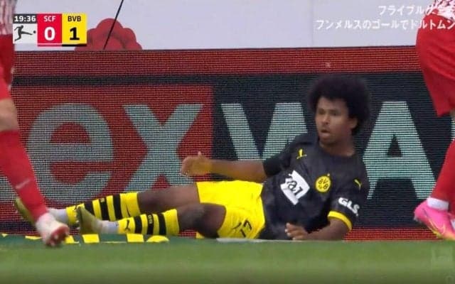 一体、ここはどこ！？ “ブンデス最速の男”が場外に吹っ飛ばされた！ 押し出されて、コケて、ボールを失って… ドイツ代表が判定にキレる