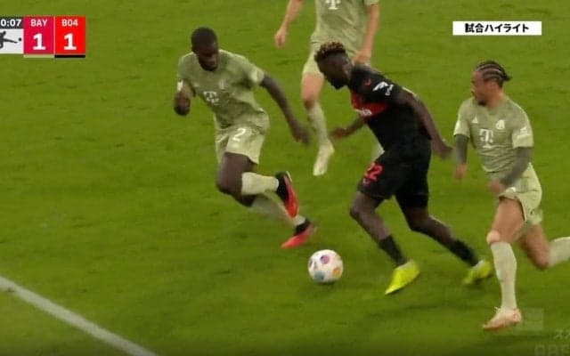 重戦車かよ！体ぶつけられても吹っ飛ばしまくる！股も抜く　仏代表をチンチンにした“ナイジェリアの彗星”の「ゴリゴリ＆キレキレ」ドリブルが凄すぎる瞬間