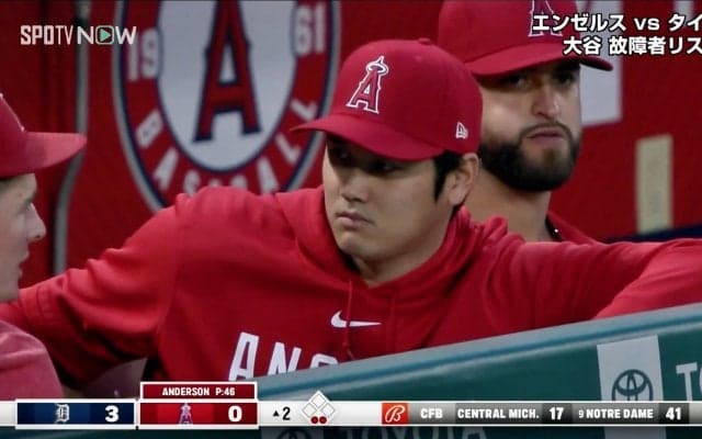 大谷翔平が自身慕う若手とベンチで“熱く語る” 球場の観客は試合中にも関わらず一斉にカメラ向け熱視線