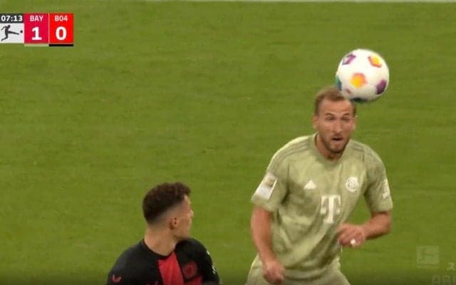 なぜ、お前がそこにいる！？エグすぎる「忍者ゴール」炸裂！ マーク外された相手DFが呆然… ドイツ王者・バイエルンの新エース・ケインが豪快ヘディングを叩き込む一瞬