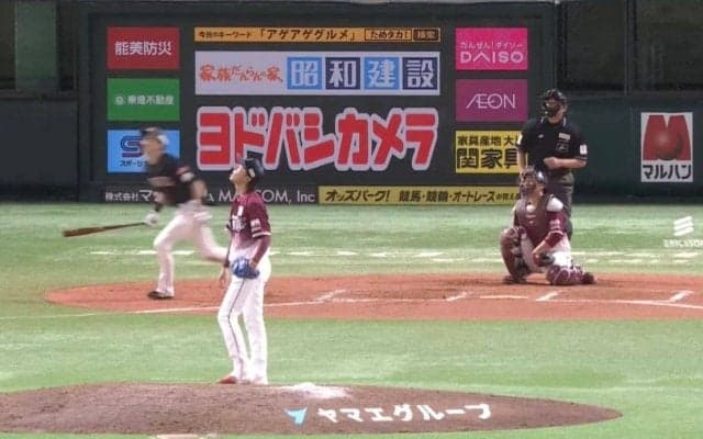 球場騒然！打たれた投手が呆然… 観客もビックリした“まさかのフルスイング” 爆速走塁だけじゃない ソフトバンク・周東がプロ初満塁弾を叩き込む瞬間