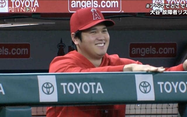 大谷翔平 “今季終了”発表直後の試合でベンチに入り「笑顔」 延長戦までチームを鼓舞した久々の大谷に球場＆現地中継も異例の注目