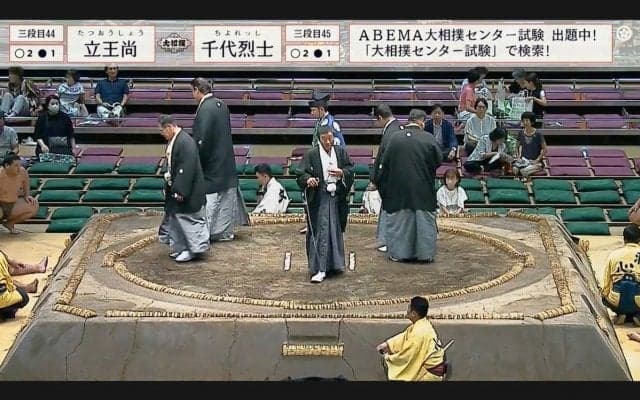 場内アナウンスで突如\"イケボ\"が響く国技館　視聴者から称賛が続々「ムード歌謡」「独特ね」「いきなり良い声が響いて動揺してる」