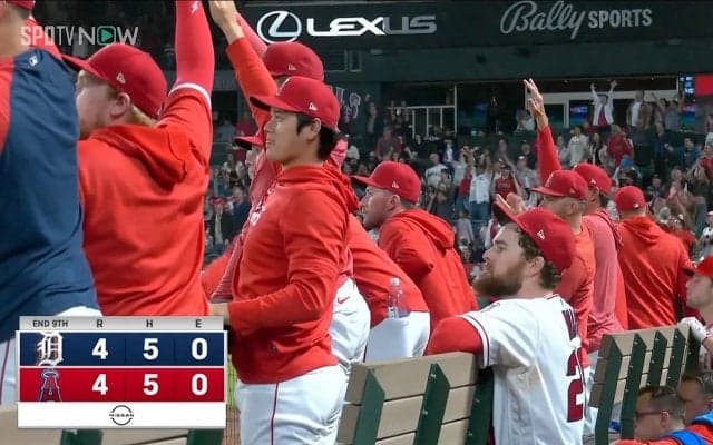 大谷翔平、同僚の“9回裏同点弾”に立ち上がり拍手喝采 「にこ谷」「だから…泣くって」奇跡の展開にファン感動