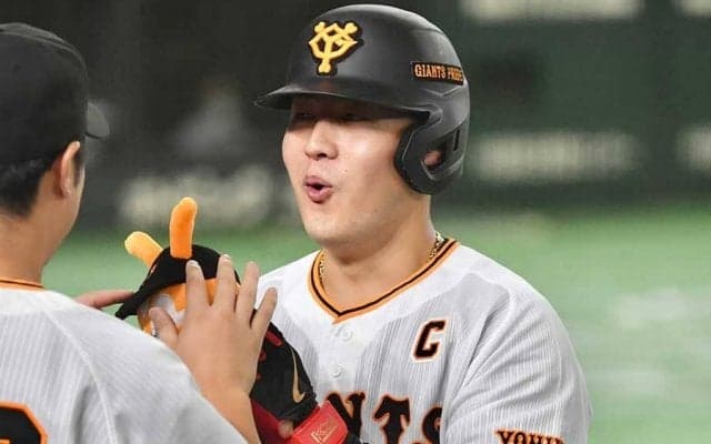 「ラケットみたいに振ってこれかよ」　外野手追わず…岡本和の一撃にファン驚愕