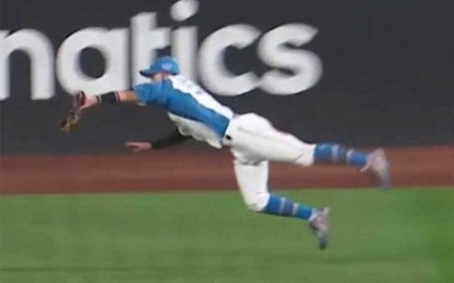 「凄い飛んでた」　緑に染まったユニ…衝撃の「スーパーマンキャッチ」に球場騒然