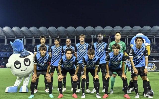 「CDのジャケット感!!」J1川崎がACL“恒例行事”での「オシャレショット」公開！ モデル風写真に「これ見るとACLって感じがする」の声