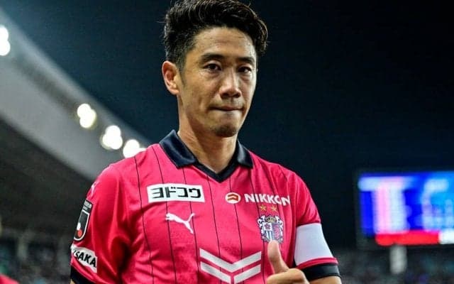 「素晴らしい2ショット」香川真司と柴崎岳が試合後に果たしていた「再会＆会話2ショット」が公開される！ ファンを興奮させた、日本サッカー界のレジェンド2人の姿