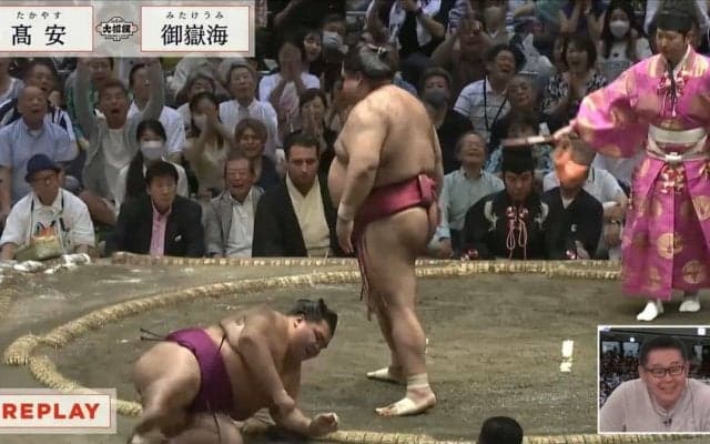 ベテランお笑いタレントが相撲中継に映り込み「まるでワイプ」のような見事なリアクション「楽しそう」「かっちゃんはどこにいてもかっちゃんだね」視聴者が話題に