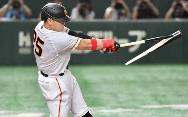 バット真っ二つも“フェンス直撃”　岡本和真の衝撃パワーに騒然「バケモンですわ」