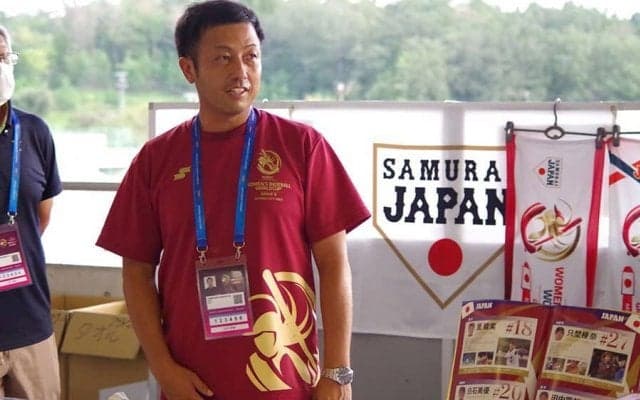 女子W杯会場で「パンフレットいかがですか」　甲子園準V監督が“販売員”を務めたワケ