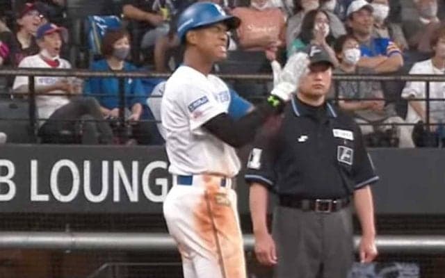 謝る万波が「愛くるしいなあ～」　塁上で起きた大渋滞…慌てる清宮が「なんか可愛い」