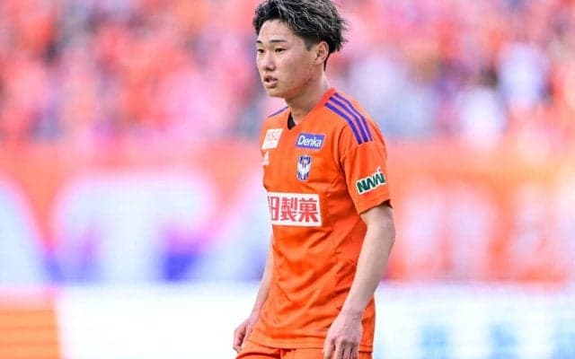 「まさに鮮やかすぎる中央突破」新潟MF三戸舜介の“縦パス→スルー→ポスト→股抜き”の同点弾が「年一で美しいゴール」と大絶賛！「これ止めれるチームあるのか？」の声