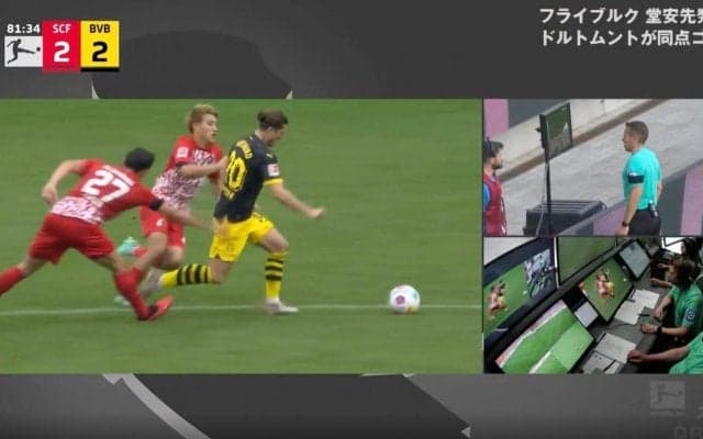 イエロー撤回→一発レッドで退場！ 確認したら悪質すぎた… 堂安律の同僚、3人抜きの相手を引っ張り、足裏で踏んづける「手も足も出す」危険プレーの瞬間