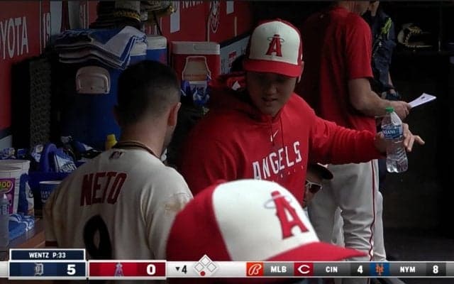 教えて、大谷先生！今季残り出場なしも大谷翔平がベンチでチームメイトに熱血打撃指導