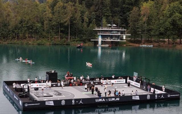 湖の上にバスケコートが登場…ドンチッチが母国スロベニアで3x3トーナメント開催