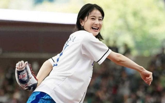 ブレーク女優が華麗なフォームで魅了　胸元への大胆投球に「イメトレしました」