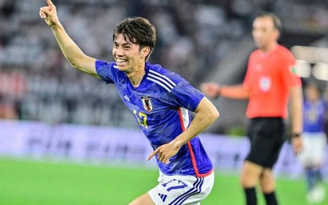 「可愛いが詰まってる…」25歳人気モデルがドイツで「J1川崎コーデ」披露！ 田中碧と三笘薫のグッズを手にした姉弟姿が「良い写真すぎる〜！」と大絶賛