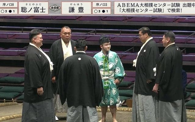 16歳の行司、物言い協議で親方衆と“度胸満点”のニコニコトーク「この子面白いw」「いいキャラしてる」ファンほっこり