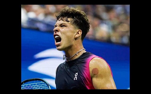 大学凱旋の20歳 9万人前で表彰