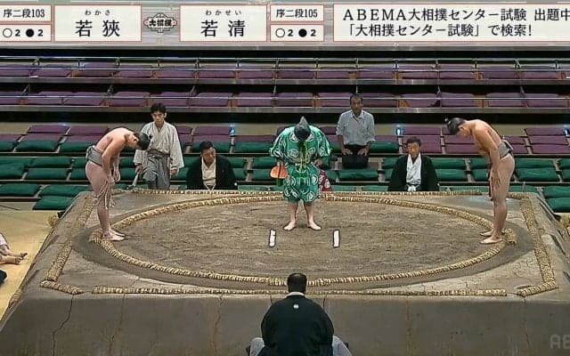 座布団をどかして正座 新米行司を見守る先輩行司の姿に「座布団使ってください」「ストイック元基」驚きと称賛の声