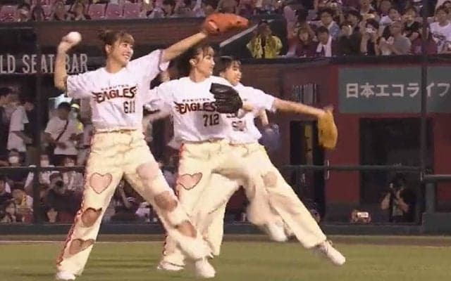 「ももいろクローバーZ」がまさかの4人同時投球　さすがの“シンクロ率”にスタンド喝采