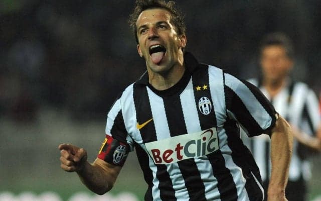 デル・ピエロ氏が札幌ドームを沸かせた華麗なFKに伊メディアも反応！ファンはキックよりも赤黒のユニフォーム姿に驚き「ストライプの色が間違ってないか？」