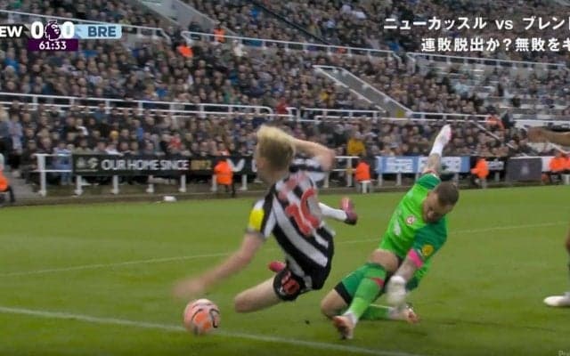 パスを取りに行っただけなのに…GKが走り込んできた選手と強烈クラッシュ！懸命なアピールも虚しくPKに　大ブーイングからの大歓声でスタジアム騒然！！