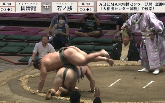 力士が組体操のように重なる珍決着 「変な決まり方w」「組体操」驚きの反響