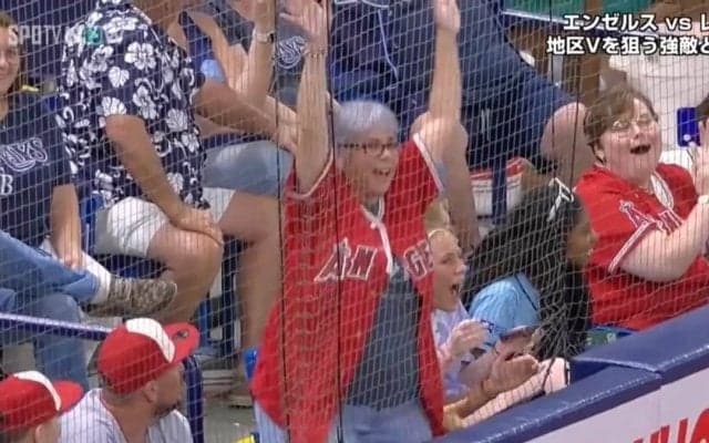 初めて観戦する母親へ若手ネトが感謝の1発！ ホームランボールも母の手に渡りファン感涙「こんな親孝行あるか？」「泣くわ」「やさしい世界」