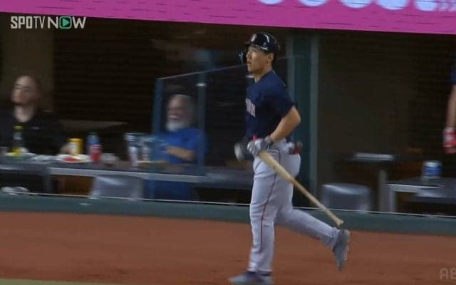 吉田正尚、意外な悩みはイニング間の忙しさ 慌てて打席に向かうところであわやずっこけシーン