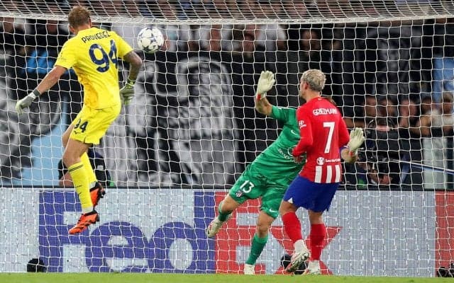 「漫画じゃん」「ヤバすぎる」衝撃のゴール！鎌田大地の同僚・守護神が後半ATにパーフェクトなヘディング弾でドローに持ち込む「これは相当興奮する」