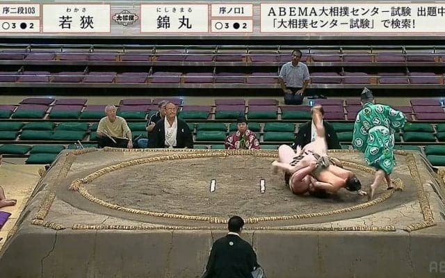 うわっ、こっち来た！16歳の若手行司、巨漢が転がってきて土俵際危機一髪「回避能力すご」