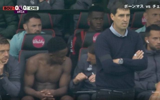 放送事故かな？一瞬、なんかスゴい奴が映った！ ゴツすぎるコロンビア代表FWがベンチで見せた衝撃のワンシーン