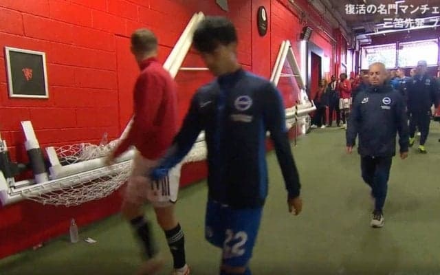 メンタル強すぎ！“エース”三笘薫は試合前からスゴかった フットボールの聖地で見せたカッコ良すぎる入場シーン