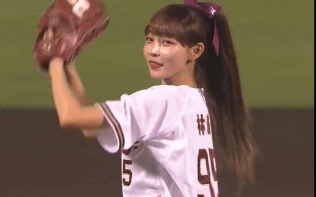 “奇跡のチア”がショーパンユニで始球式　両肩プルプル…笑顔でぴょんに場内くぎ付け