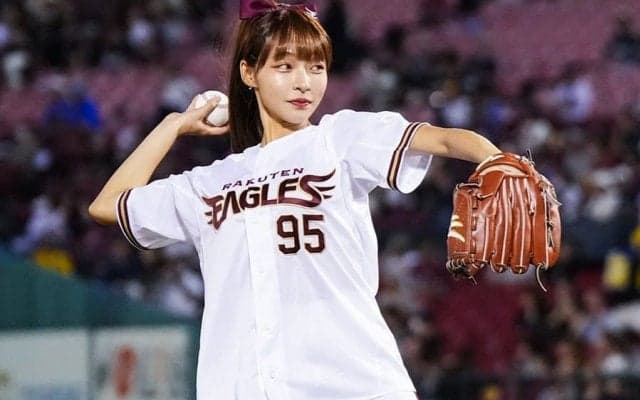 “奇跡のチア”リンシャン「80点です！」　スタイル際立つショーパン姿でワンバン投球