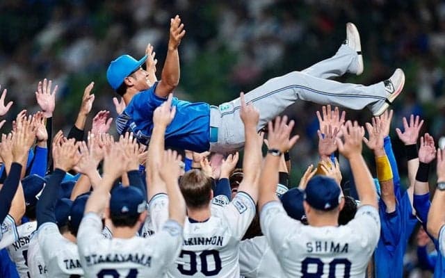 日本ハム・木村文紀“古巣”で引退セレモニー　妻子からの花束に涙…最終打席では二塁打