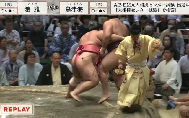 行司が土俵から落ちちゃった！力士と激突も軽快ジャンプで土俵下着地ピタリ「銀治郎さんすごい！！」