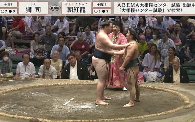 立ち合いは合わない…でも心は通った 3連続“待った”で見つめ合う両力士に館内から不思議で温かい拍手「なんかかわいい」