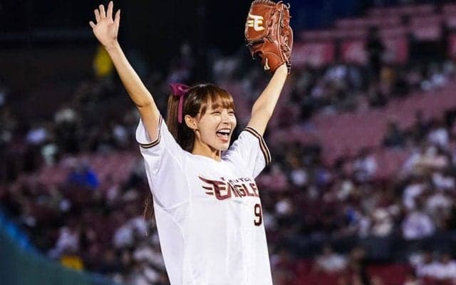 女神の一投が「ガチ可愛すぎる」　笑顔でピョンピョン…選手も思わず“ハート”