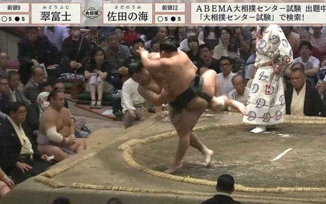 頭をギュッ！足はガッチリ！業師・翠富士が館内を大興奮させた“アクロバティックすくい投げ”